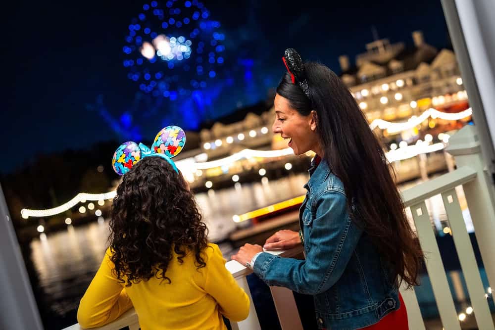 Mãe e filha assistem aos fogos da Disney
