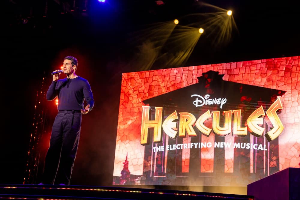 Cantor performa música do filme Hércules no paco do Epcot