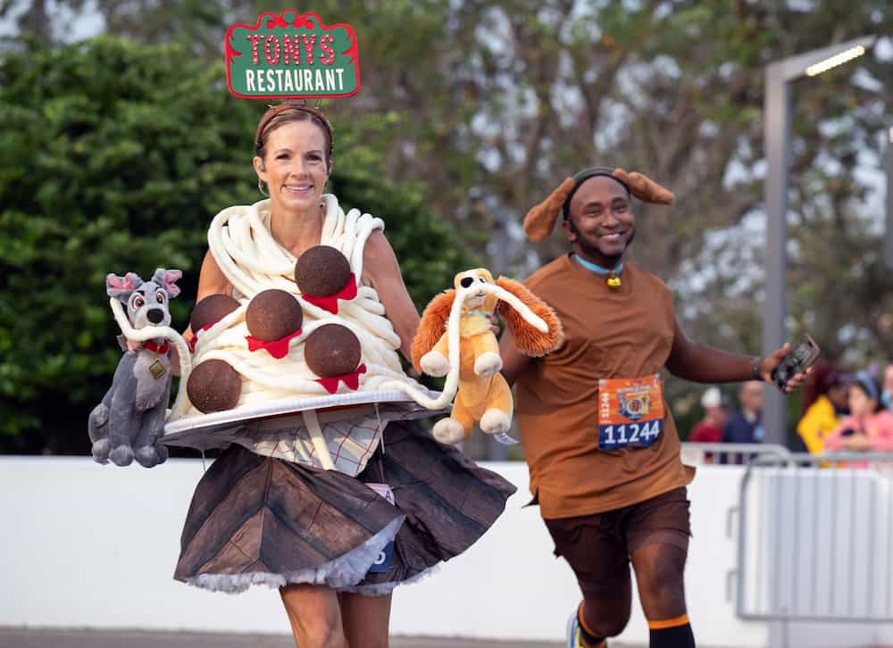 Corredores se fantasiam com muita criatividade para participar das corridas da runDisney