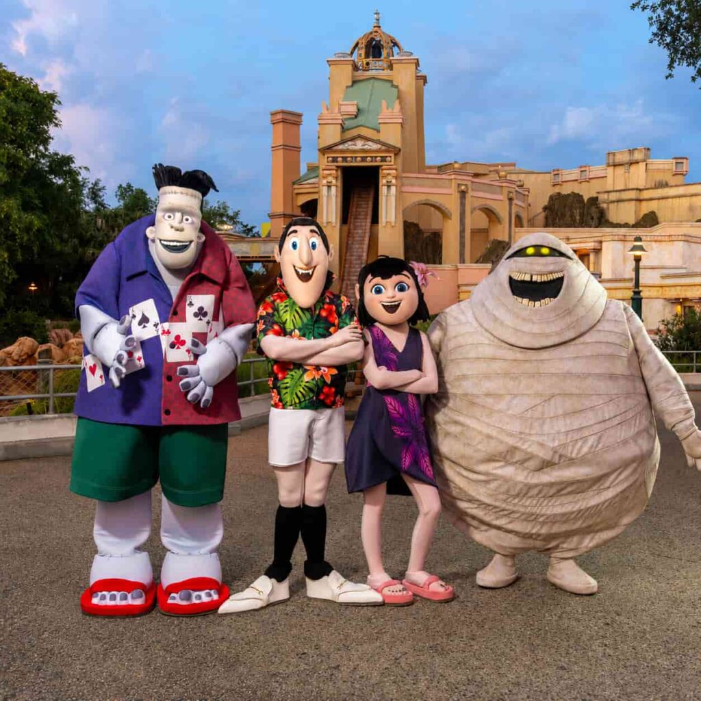 Halloween Spooktacular do SeaWorld Orlando do Hotel Transilvânia no SeaWorld reúne personagens como Mavis, Drácula e outros