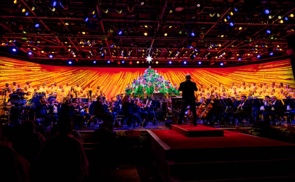Candlelight processional é um evento de natal que acontece no Epcot anualmente e reúne celebridades que narram o show