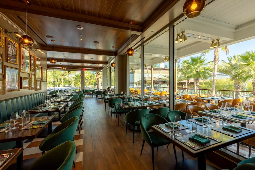 Interior do restaurante The Carnaby do Gordon Ramsay e Downtown Disney