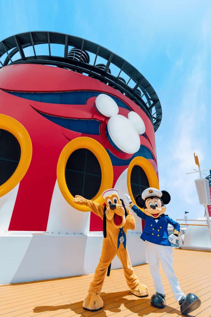 Mickey e Pluto marinheiros recepcionam visitantes a bordo dos navios da Disney Cruise Line