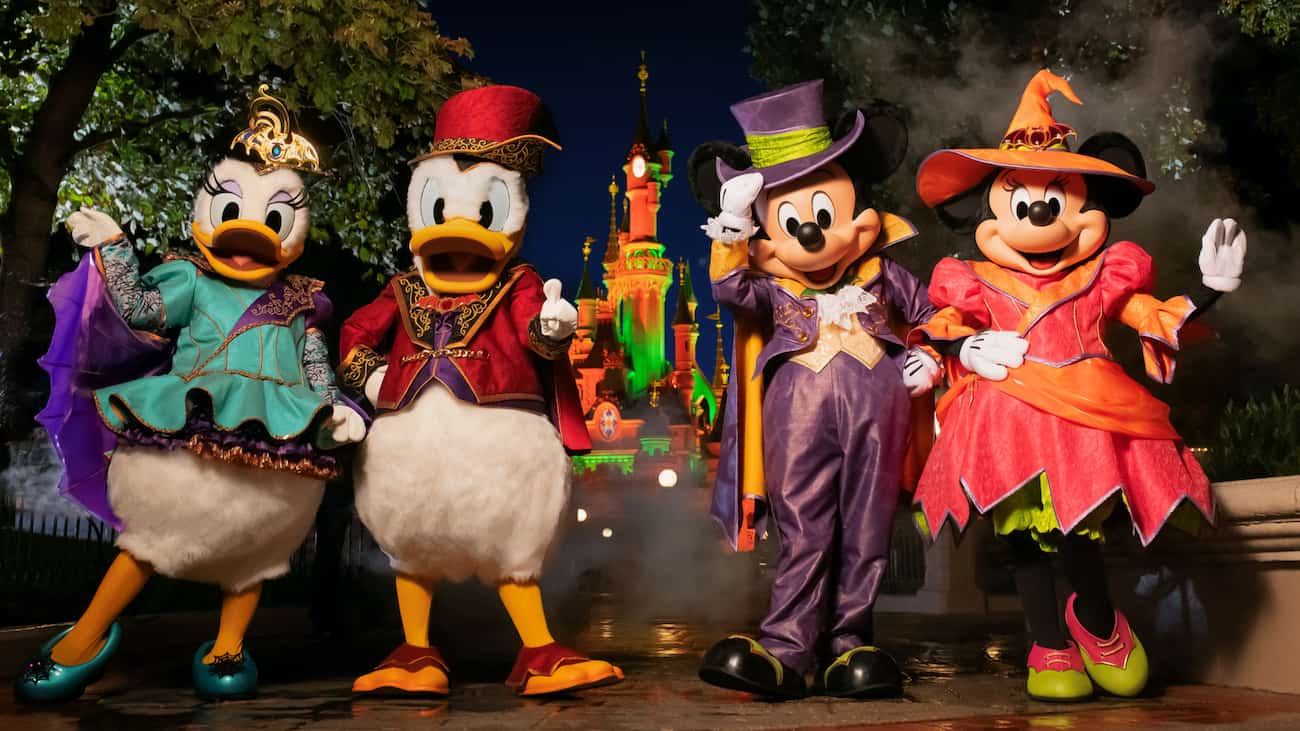 Margarida, Donal, Mickey e Minnie posam juntos em seus trajes de Halloween na Disneyland Paris