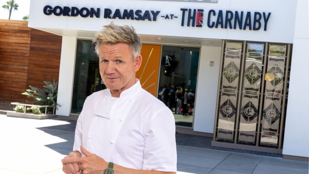 Gordon Ramsay na frente de seu restaurante The Carnaby em Downtown Disney
