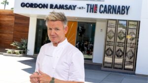 Gordon Ramsay na frente de seu restaurante The Carnaby em Downtown Disney