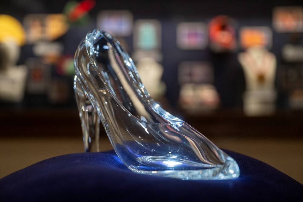 Sapatinho de cristal da Cinderella está em exposição na nova área Magic of Disney Animation no Hollywood Studios em Walt Disney World Resort