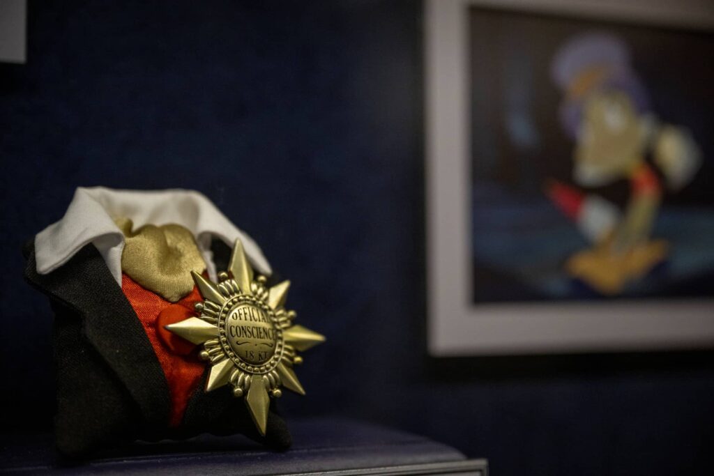 Broche do Grilo Falante de Consciencia está em exposição na nova área Magic of Disney Animation no Hollywood Studios em Walt Disney World Resort