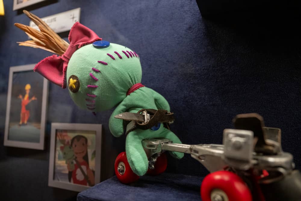 Bonequinha da Lilo do filme Lilo & Stitch está em exposição na nova área Magic of Disney Animation no Hollywood Studios em Walt Disney World Resort