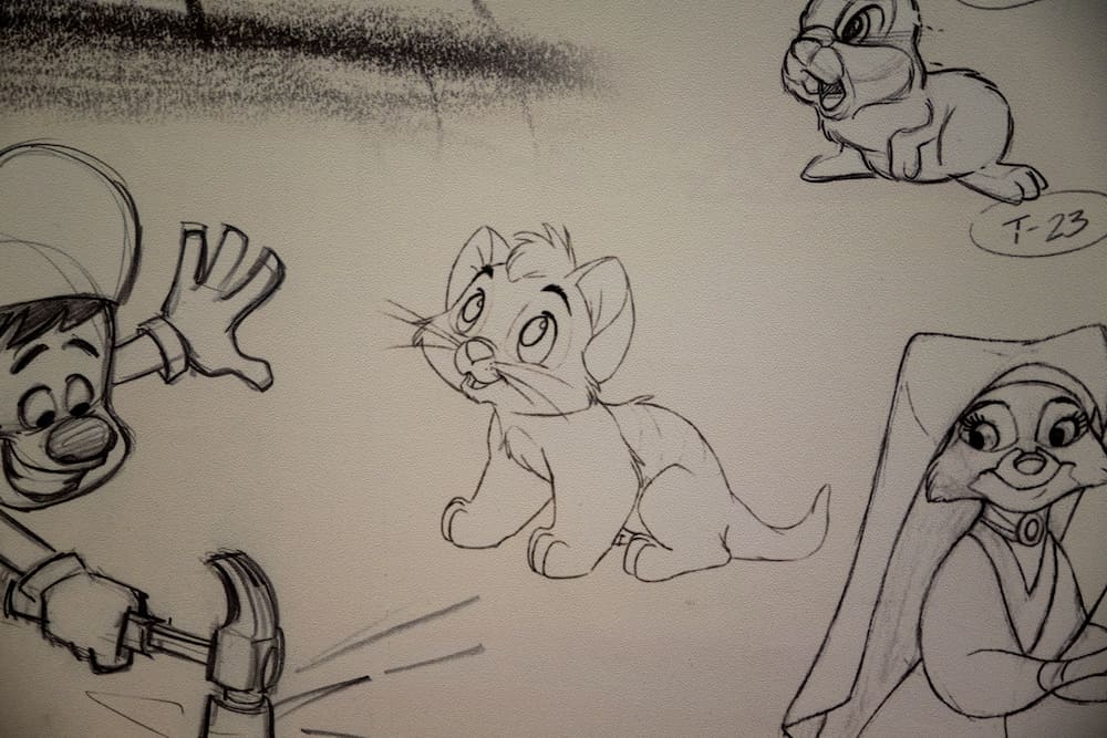 Parede cheia de rascunhos de desenhos da Disney enfeitam a nova área Magic of Disney Animation no Hollywood Studios em Walt Disney World Resort