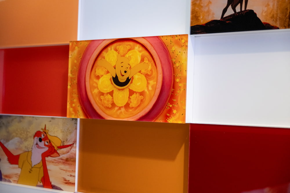 Azulejos pintados com cenas de desenhos da Disney enfentiam a nova área Magic of Disney Animation no Hollywood Studios em Walt Disney World Resort