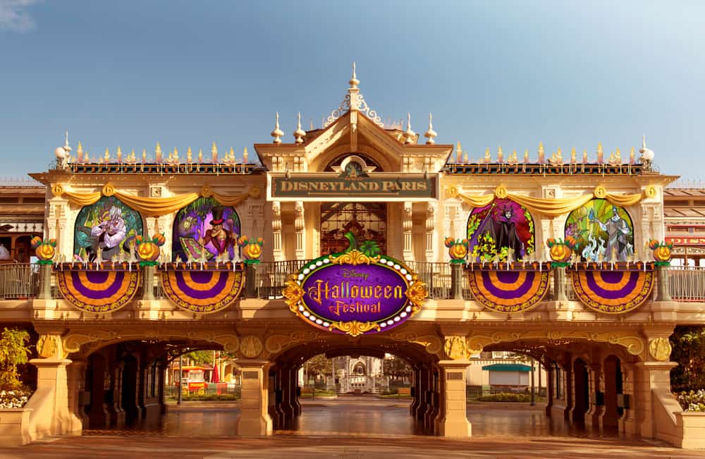 Entrada da Disneyland Paris decorada para o Halloween