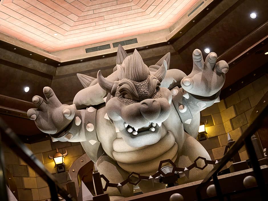 Estátua do Bowser na fila do Mario Kart Bowser's Challenge no Epic Universe em Orlando