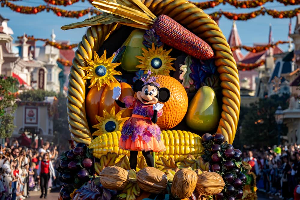 Minnie em seu carro alegórico na Micke's Halloween Celebration na Disneyland Paris