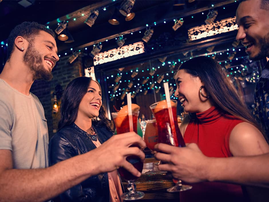 Amigos brindam felizes no Pat OBriens no Universal Citywalk