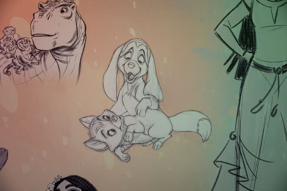Parede cheia de rascunhos de desenhos da Disney enfeitam a nova área Magic of Disney Animation no Hollywood Studios em Walt Disney World Resort