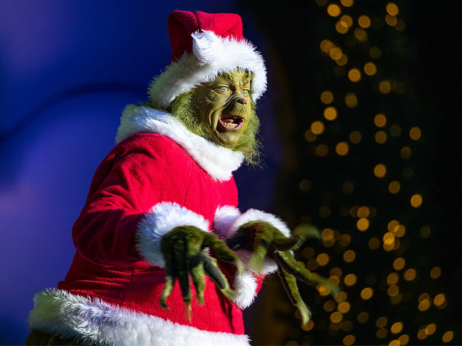 Grinch vestido de Papai Noel anima o Natal no parque Islands of Adventure na Universal Studios