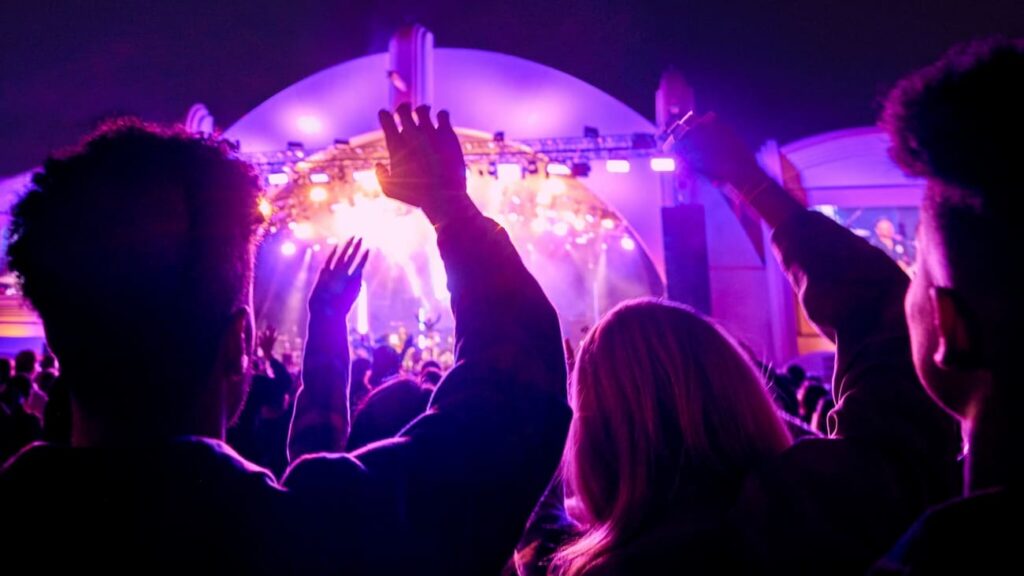 Pessoas assistem show no palco da Universal Studios Orlando e curtem bastante