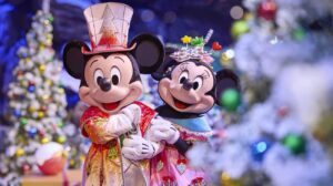 Mickey e Minnie em seus trajes festivos num ambiente natalino típico da Disneyland PAris