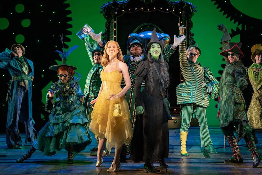 Elphaba e Glinda no show Wicked na Broadway