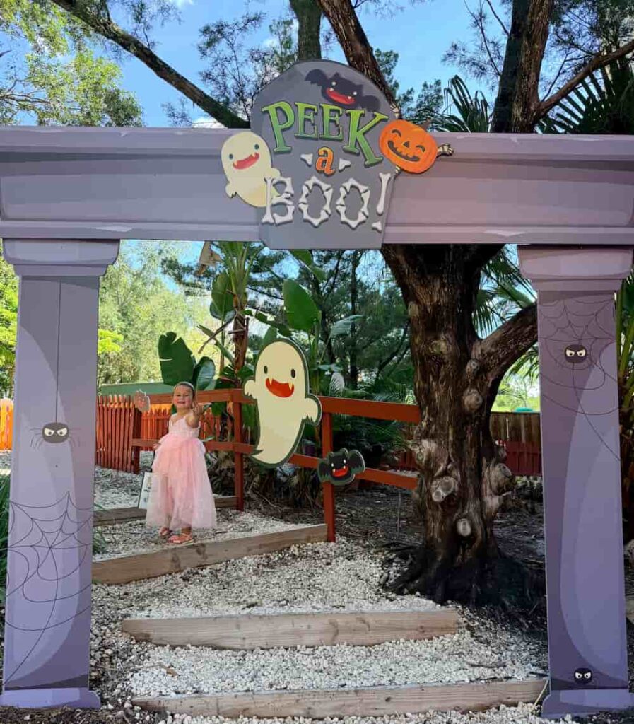 Crianças pela trilha do Halloween Spooktacular do SeaWorld Orlando