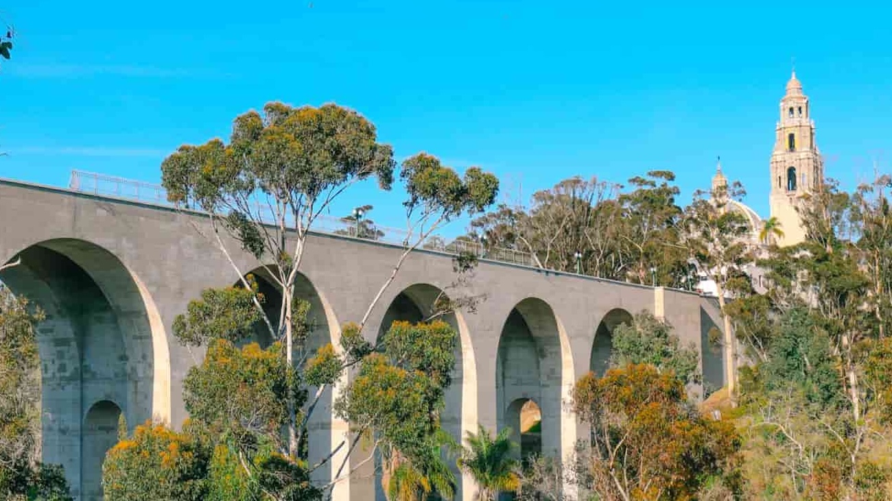 Cabrillo Bridge, parte da trilha de San Diego que passa por Balboa Park