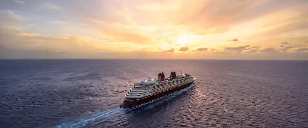 Disney Wonder, um dos navios da frota da Disney Cruise Line navega no mar