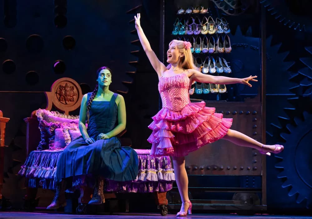Elphaba e Glinda dançam no musical Wicked da Broadway