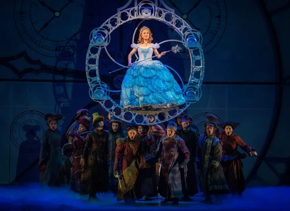 Glinda com sua entrada típica triunfal e radiante em Wicked na Broadway