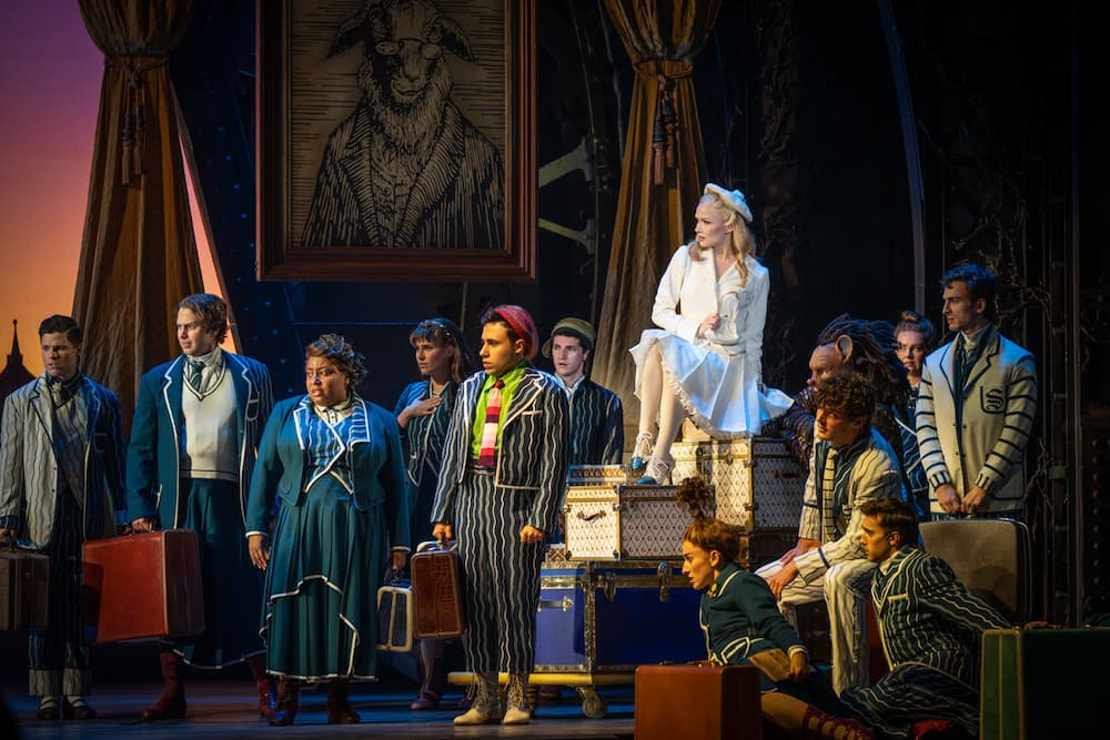 Glinda com seus amigos e discípulos no musical Wicked da Broadway