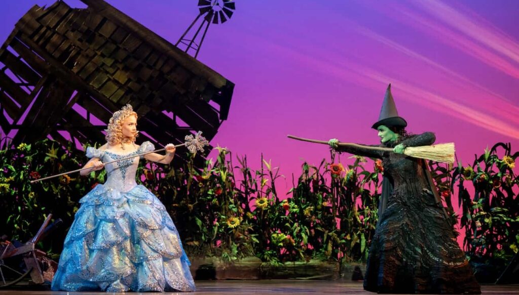 Elphaba e Glinda discutem no final do show Wicked na Broadway