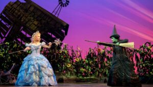 Elphaba e Glinda discutem no final do show Wicked na Broadway