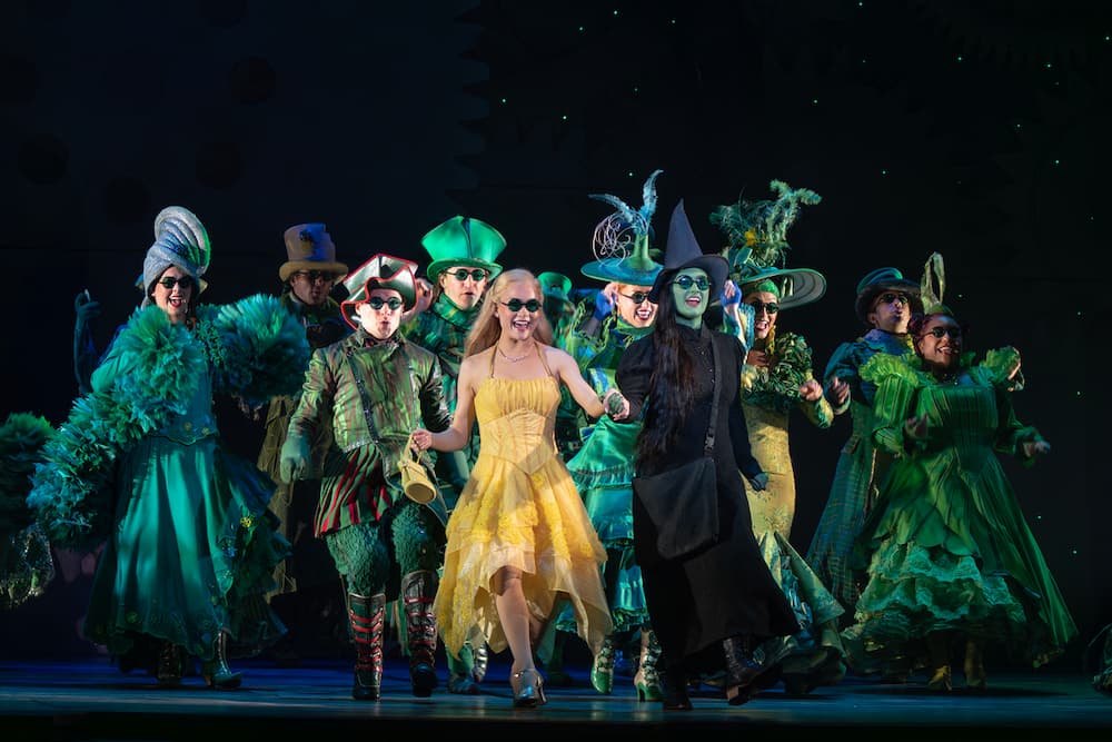 Elphaba e Glinda dançam no musical Wicked da Broadway
