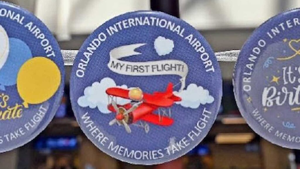 Novos buttons comemorativos distribuídos no aeroporto de Orlando