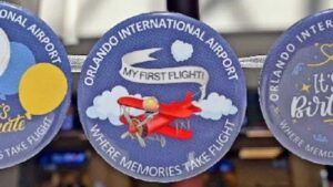 Novos buttons comemorativos distribuídos no aeroporto de Orlando