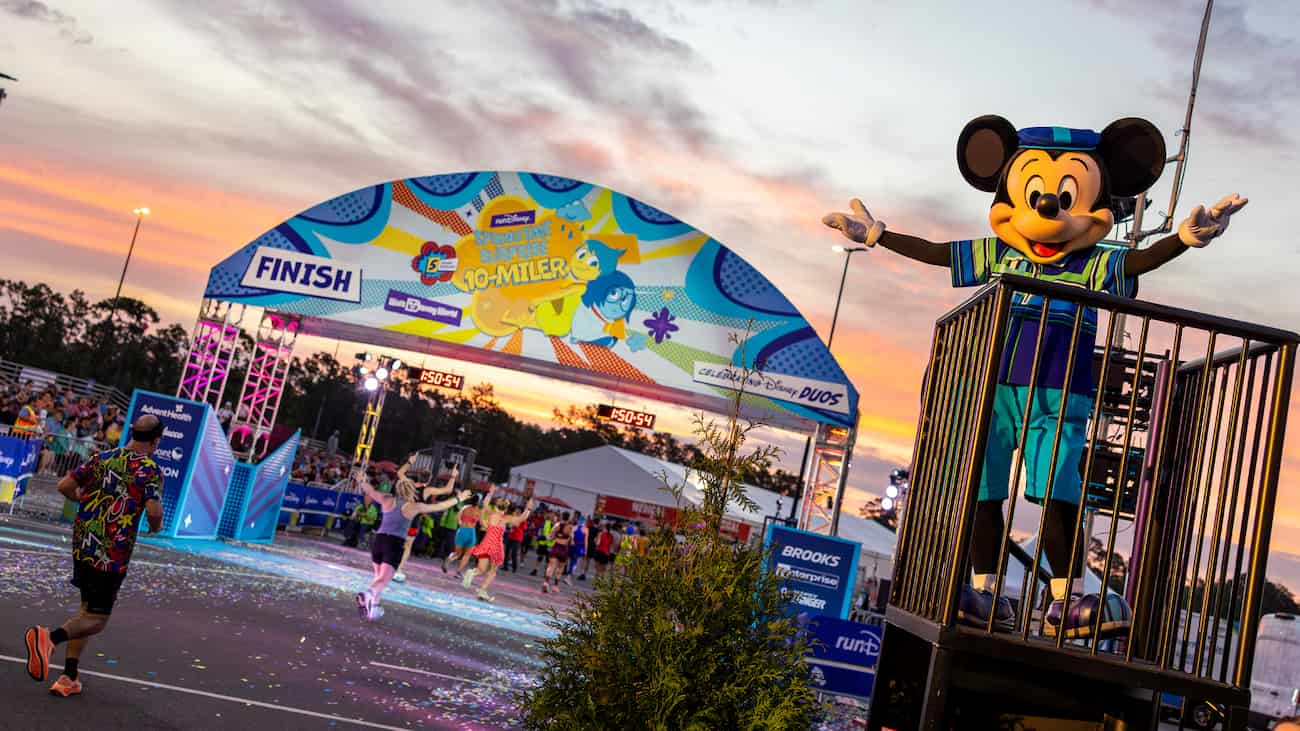 Mickey marca presença durante as corridas runDisney
