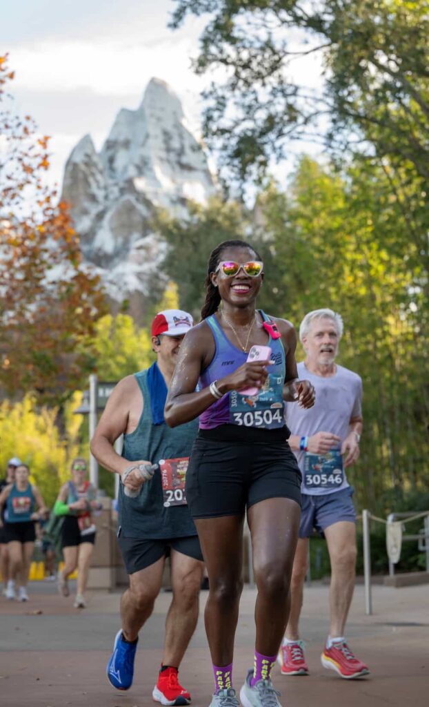 Corredores se empolgam ao correr pelos parques durante as corridas da runDisney