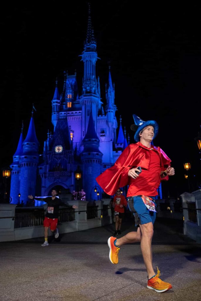 Corredores se fantasiam com muita criatividade para participar das corridas da runDisney