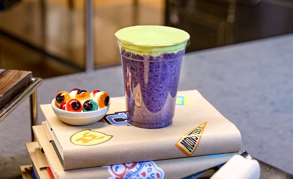 Algumas opções de comida no restaurante Harryhausen’s área de Monstros S.A. no parque temático Disney's Hollywood Studios