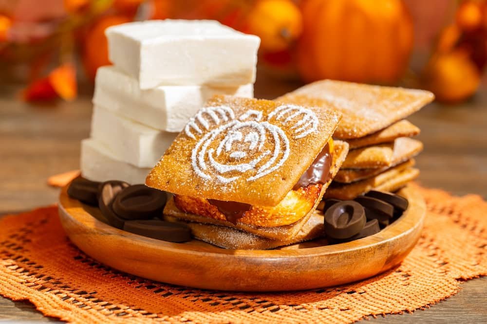 Os famosos Smore's da The Ganachery entrarem em clima de Halloween substituindo o típico Mickey de açúcar por uma abóbora de Halloween em formato de Mickey