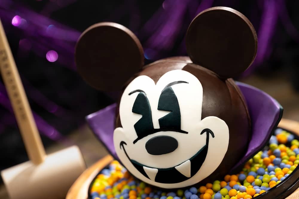 Chocolates em forma de Mickey Vampiro chamam atenção durante o período de Halloween na The Ganachery em Disney Springs
