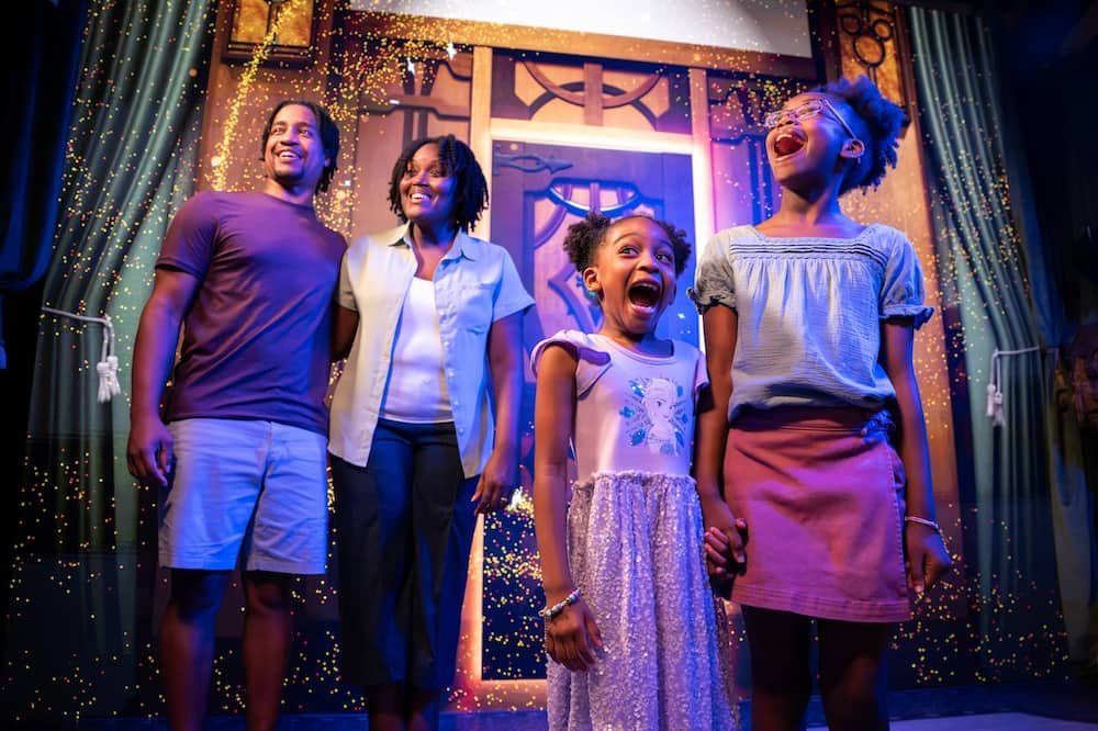 Família se surpreende ao posar para fotos no Photopass Studio em Disney Springs durante o outono