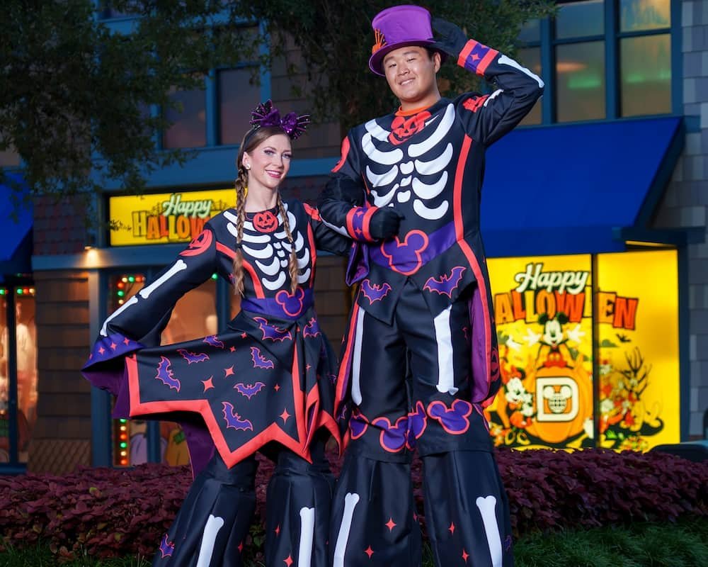 Artistas fantasiados para o Halloween em Disney Springs