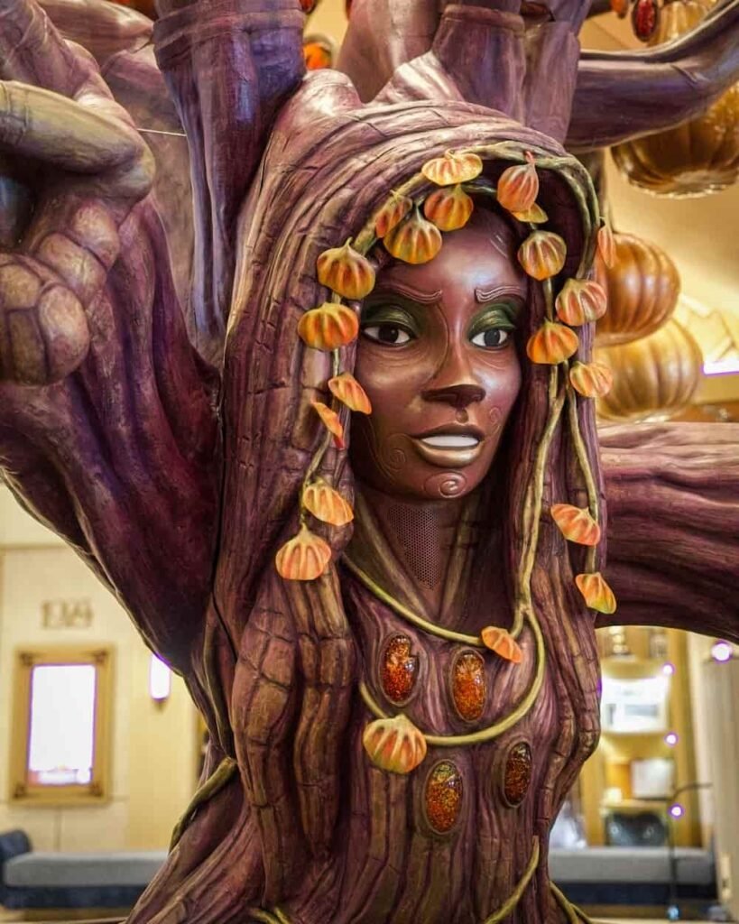 Solara, a árvore de abóboras do Halloween no Disney Destiny, navio da Disney Cruise Line