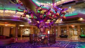 Solara, a árvore de abóboras do Halloween no Disney Destiny, navio da Disney Cruise Line