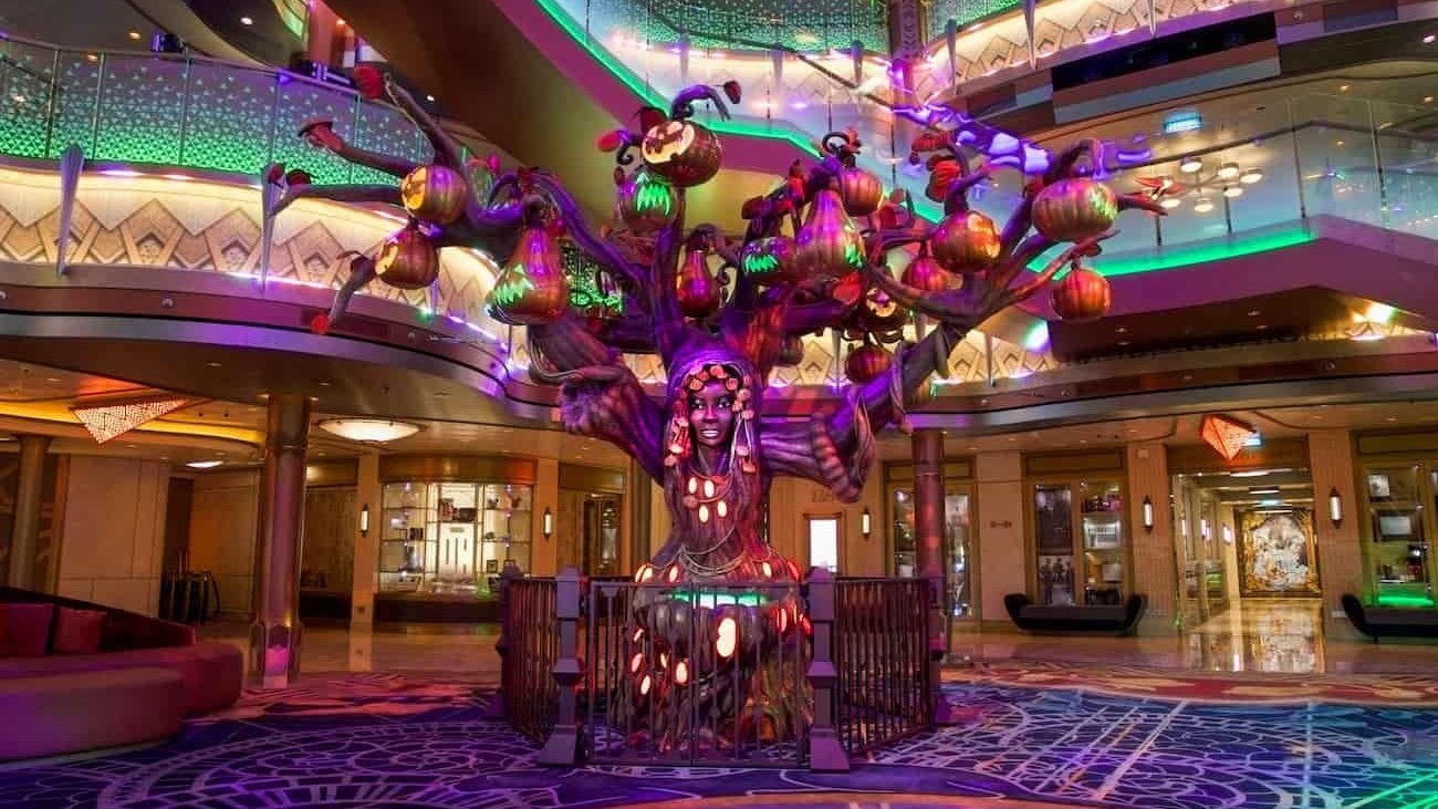 Solara, a árvore de abóboras do Halloween no Disney Destiny, navio da Disney Cruise Line