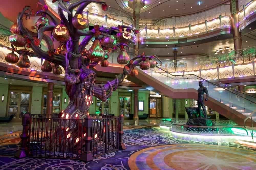 Solara, a árvore de abóboras do Halloween no Disney Destiny, navio da Disney Cruise Line