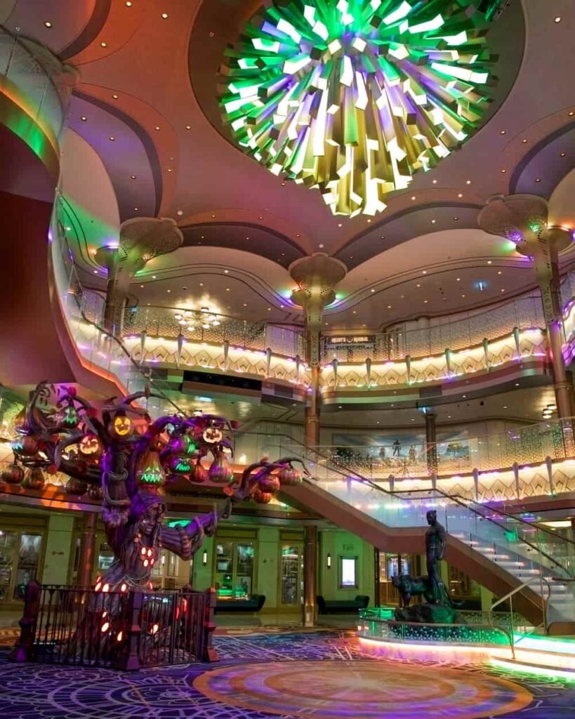 Solara, a árvore de abóboras do Halloween no Disney Destiny, navio da Disney Cruise Line