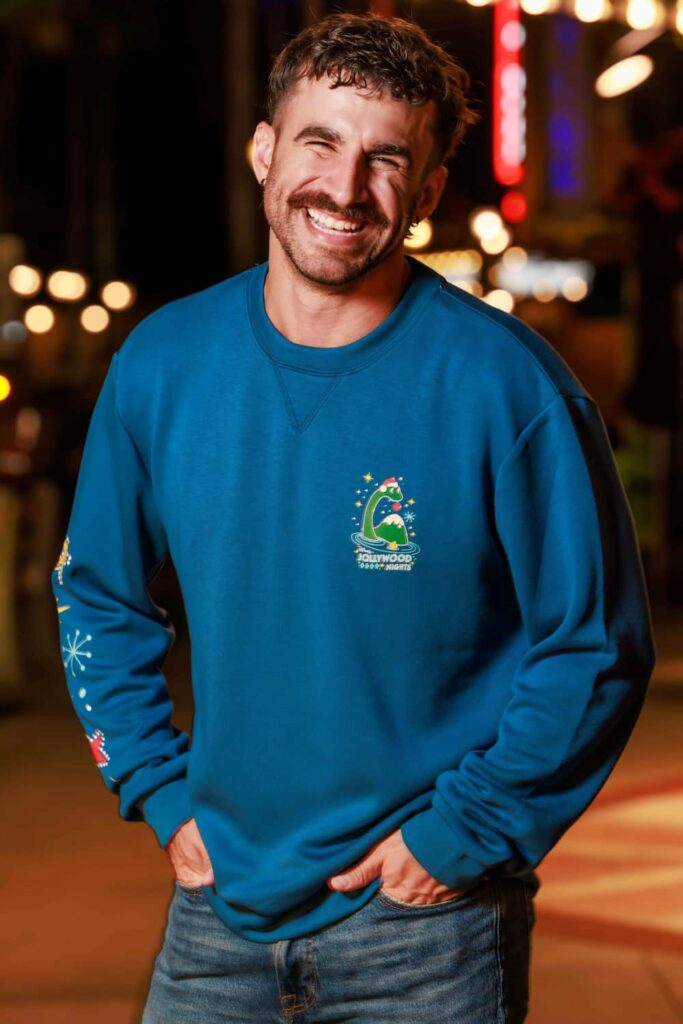 Homen usando moletom de merchandising especial da festa de natal do Hollywood Studios, a Jollywood Nights 2026
