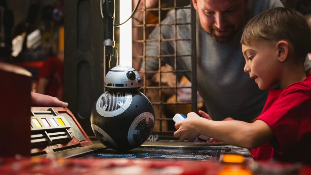 Menino contrói droid em galaxy's edge na Disney